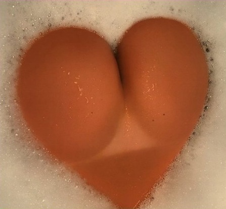 http://blog.dnevnik.hr/cunnilingus/slike/originals/heart_shaped_bubble_butt.jpg