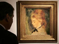 Posjetitelj ispred Renoirovog Portreta �ene s plavom vrpcom