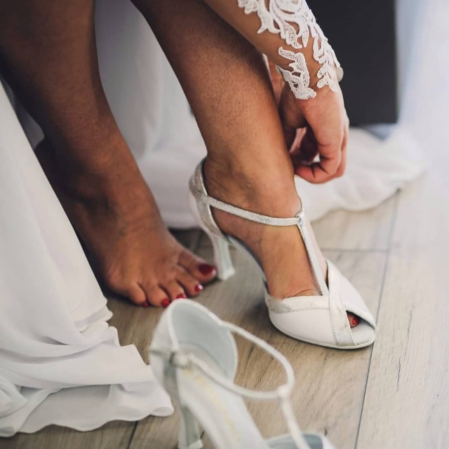 marie porte chaussures de mariage