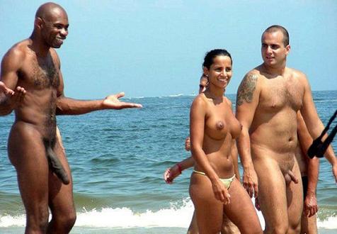 Muškarci na nudističkoj plaži gole i posebno