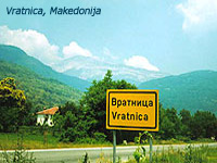 Ulaz u Vratnici iz pravca Tetova. U pozadini je planinski vrh Ljuboten (Sar Planina).
