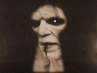 Ja sam mislil da se kroz klju�anice gledaju zgodne gole tete a ne ru�ni zombiji.