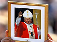 Slika Ivana Pavla II. u rukama vjernika