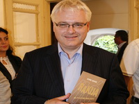 Predsjednik Ivo Josipovi s knjigom
Jure Divia 