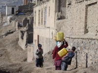 Djeca u Kabulu nose vodu i po tri kilometra do svojih kuca u planini.