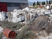 Azbest Ploe - nesanirani azbestni otpad u krugu tvornice
