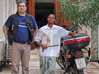 Slika za uspomenu - Robert i kuhar nakon bijega plja�ka�a poziraju pred kamerom