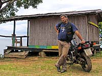 Ispred svoje ku�ice u kampu Big Blue, Nthata Bay, jezero Malawi