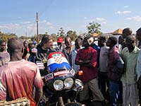 U potrazi za kamermanom a usput da se vidi i raspolo�enje u narodu