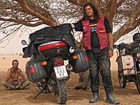 Robert ispod rijetkog stabla u pustinji u Sudanu gdje mu se pridru�io i ju�noafri�ki bajker James Mader iz Cape Towna