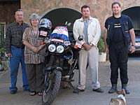 Robert kod hrvatske obitelji �eravca u Zambiji. Na slici su Jozo, Celina i Marijan. (klikni za vi�e slika)