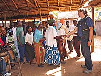 Robert se upoznaje sa �upljanima Lusu Mission (klikni za vi�e slika)