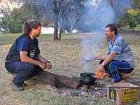 Na obali Zambezija kuha se gula�. Mmm, njam, njam! (klikni za vi�e slika)