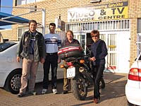 Motorobi, Damir, Vladi i Marijana ispred RTV servisa Tem�i�evih (klikni za vi�e slika)