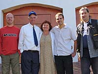 Motorobi i obitelj Ba�i� ispred njihove ku�e u Cape Town-u (klikni za vi�e slika)