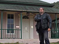 Motorobi pozira u stilu velikog vojskovo�e ispred njegove prvotne rezidencije - Briars Pavilion (klikni za vi�e slika)