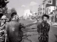 1.2.1968, Saigon, general Nguyen Ngoc Loan ubija zarobljenika Vijetkonga. 
Fotograf Eddie Adams, The Associated Press