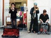 Bez gitare i klavira molim ....
ZG street brass section