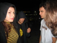 prva slijeva ima tu�i odjevni predmet na sebi.drugi slijeva i drugi s desna imaju obi�aj gledati supermana na laptopu u wcu jure�eg vlaka.prvi zdesna ima kosu i �arafe i mora se voziti na prednjem sjedalu.