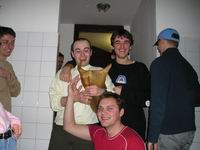 Evo �to se dogodi kad te napiju i prisile da svira� na kozi!