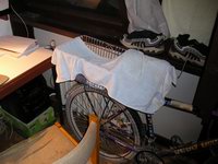 Obi�na studentska soba s biciklom kao dodatnom opremom