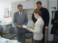 Ja uru�ujem dva primjerka Tintilini�a japanskom veleposlaniku.