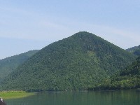 Dve piramide kraj Plivskog jezera - jena kraj druge