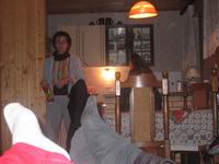 Balkanski mu�karci s nogama na stolu, dok �ene spremaju ru�ak. Tc tc tc....