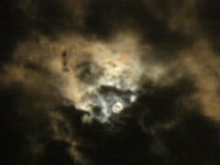 pun mesec kroz oblake