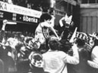 Kapetan sa peharom na rukama navija�a nakon pobjede nad Bosnom 1983. godine