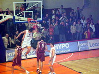 Bla�e zakucava iza le�a