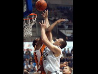 McGuthrie i Milojevi� pod ko�em, Hulja u pozadini