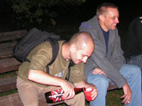 bane tochi pivo. posle ove slike ostao je zaslepljen i sipao pivo po svojoj ruci