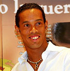 Ronaldinho

Zato Ronaldinho ( ili Roni, tako ga zovu prijatelji, a usput ja sam s njim stari znanac ) ? Zato to je najbolji , u svakom pogledu, i dokaz da nsa ovaj svit nije jo skroz zgazija, da postoji malo ljudskosti. Nu vas upoznavat sa njegovom
