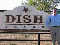 Bil Merit, prvi ovek Dia u Teksasu, pored novopostavljene table s imenom mesta