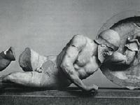 ''arhajski osmjeh'' na licu umirueg ratnika - skulptura iz hrama u Alphaisi