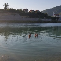 Rashlaivanje u Jablanikom jezeru i ekanje da bude gotov rotilj. Voda topla, samo tako
