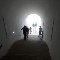 U tunelu koji vodi prema mauzoleju, neki koriste da se sklone od kie