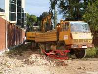 Valja napomenuti da se, u slu�aju nu�de, i do sada moglo u�i automobilom u dvori�te i da zbog pristupa vozilima hitne pomo�i i vatrogascima uistinu nije potrebno raditi ni parkirali�te ni parking mjesta.