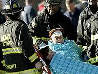 Vatrogasci pru�aju pomo� unesre�enima iz vlaka.