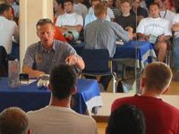 ing. Josip Kosteli� na pododjeli potvrde (pe�ata) o sudjelovanju na Regati Zagreba�kog Sveu�ili�ta