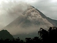 Merapi je poeo izbacivati vrele oblake plina i pepela, a njegovim obroncima sputa se uzavrela magma