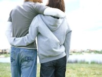 Momak i djevojka zagrljeni
