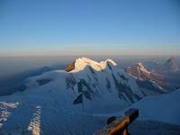 Pogled sa Signalkuppe vrha, 4550m, u masivu Monte Rose, granica Ita-Ch, ljeto 2003. Osuncani vrh je Liskamm 4500m, spica krajnje desno je slavni Matterhorn 4430m